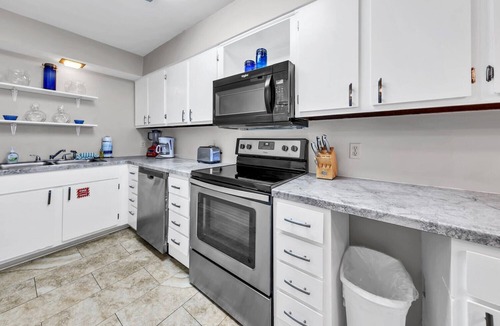 Biltmore Beach Condo | ☀️2 Large Pools-Snack Bar-3BR Regency Towers 623☀️