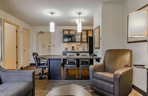 Warren Apartment | 2 Large Suites with Private Kitchens! Pets Allowed! Near the Downtown Royal Oak!