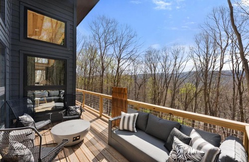 Wardensville House | 2 Living Areas Hot Tub Fire Pits Deck & More