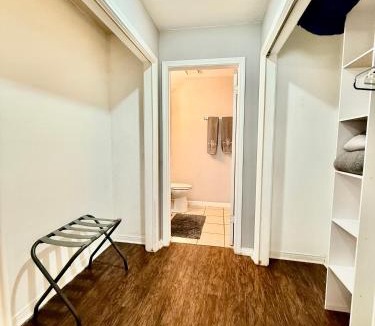 South Side Apartment | 2 Master br apt 1st floor ,20 min to beach
