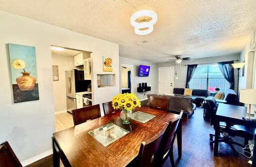 South Side Apartment | 2 Master br apt 1st floor ,20 min to beach