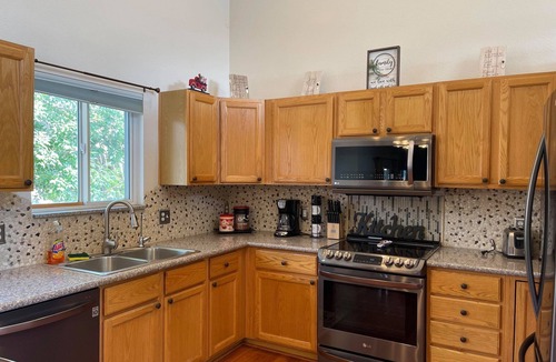 Colorado Springs House | 2 Master Suites/3 King Beds/4 Bath/Mins to Airport