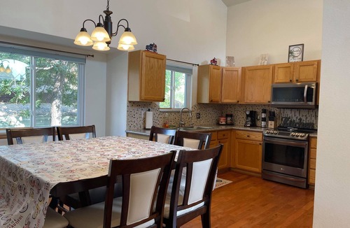 Colorado Springs House | 2 Master Suites/3 King Beds/4 Bath/Mins to Airport