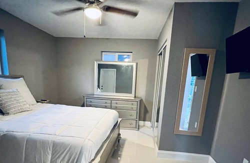 Highland Garden House | 2 master suites~ perfect location w/pool! Sleeps 18!