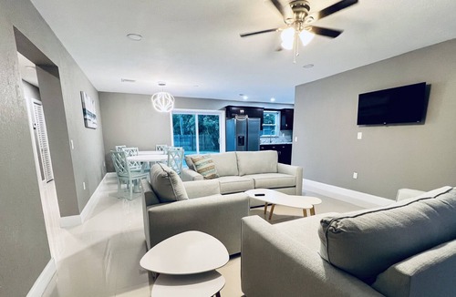 Highland Garden House | 2 master suites~ perfect location w/pool! Sleeps 18!