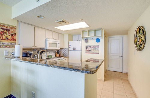 Crescent Beach Condo | 2 Mi to Barefoot Landing: Condo w/Beach Access!