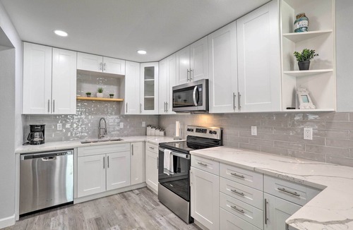 Largo Cottage | 2 Mi to Beach: Home w/Screened Porch in Largo