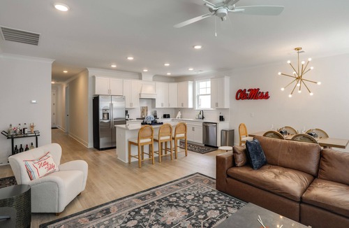 Oxford House | 2 Mi to Dtwn! Newly Built Oxford Retreat w/Porch