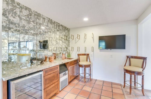 Bailey's Prairie House | 2 Mi to Dtwn: Spacious Angleton Home w/Courtyard!