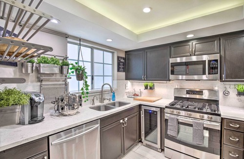 Burbank Condo | 2 Mi to Griffith Park! Burbank Extended-Stay Condo