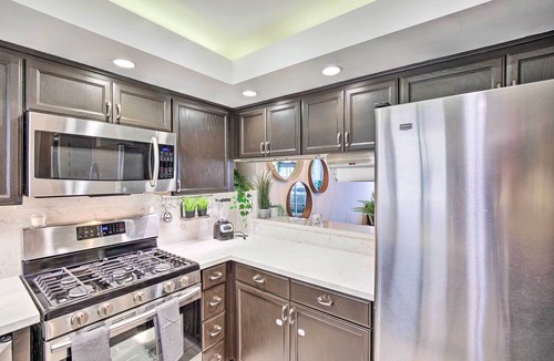 Burbank Condo | 2 Mi to Griffith Park! Burbank Extended-Stay Condo