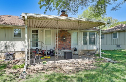South Kansas City Apartment | 2 Mi to Kansas City Stadium: Cozy Couple’s Studio!