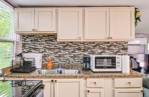 Naples Cottage | 2 Mi to Public Pool! Cozy Naples Cottage w/Patio
