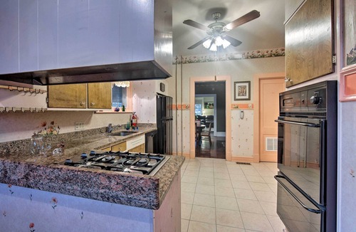 Reading House | 2 Mi to Reading Pagoda: Spacious Home w/Deck!