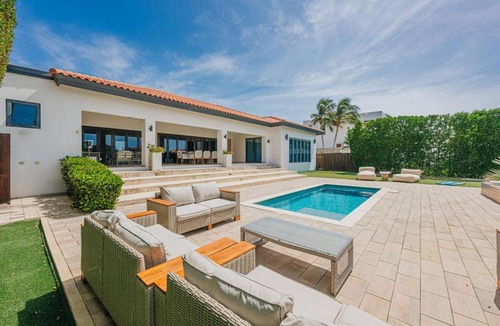 Esmeralda Villa | 2-min to Beach, Spacious and Modern, brand new