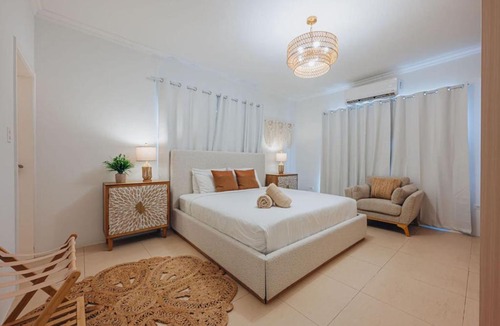 Esmeralda Villa | 2-min to Beach, Spacious and Modern, brand new