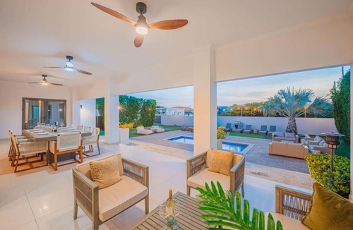 Esmeralda Villa | 2-min to Beach, Spacious and Modern, brand new