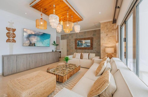 Esmeralda Villa | 2-min to Beach, Spacious and Modern, brand new