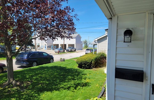 Port Clinton Cottage | 2 min walk to PC Beach~Near Jet Express