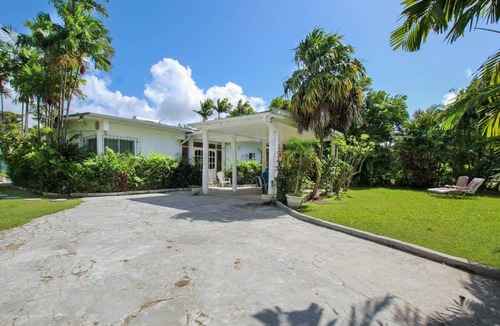 Sunset Crest House | 2 minute walk to Beach & Pool - Casual 2-Bed House