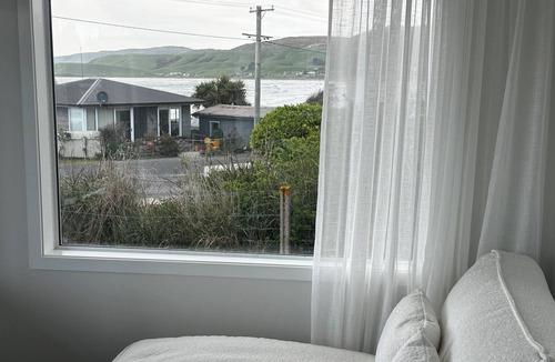 Kaka Point House | 2 minute walk to the beach.