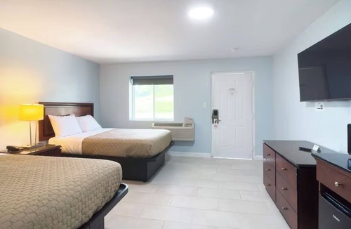 Tazewell Hotel | 2 Modern Double-Bed Rooms Near Local Hiking Paths & Tazewell Shopping Options
