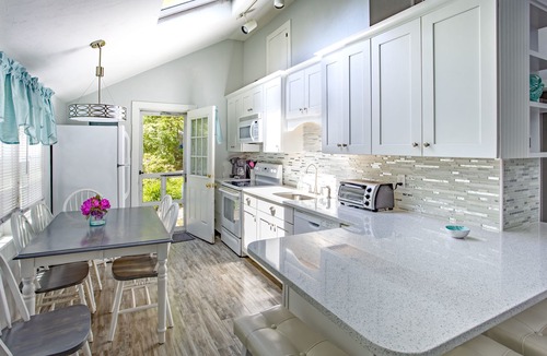 Mashpee House | 2 Modern Homes, 5-Star Reviews. Walk: Priv Beach, Shops, Dining, Mini-Golf, More
