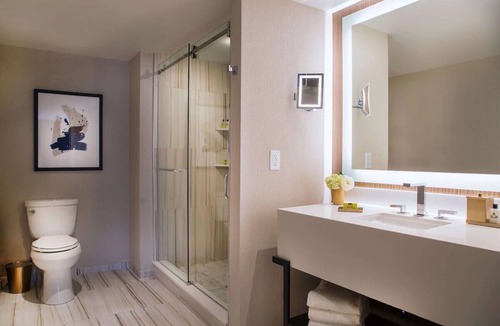 Bloor-Yorkville Hotel | 2 Modern Pet-Friendly Rooms w/Refined Decor Near Subway & Top Attractions