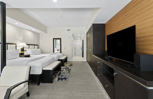 Ludlam Hotel | 2 Modern Units | Pool+Gym Stay | 5 mi to Trump Golf Club & Miami Intl Airport