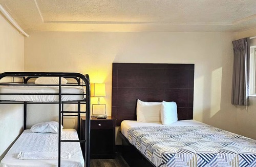 Hollywood District Hotel | 2 Neat, Essentials-Ready Rooms Near Restaurants & the Hollywood Theater