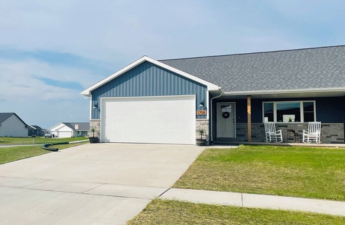 De Pere House | 2 Night minimum! 10 miles from Lambeau