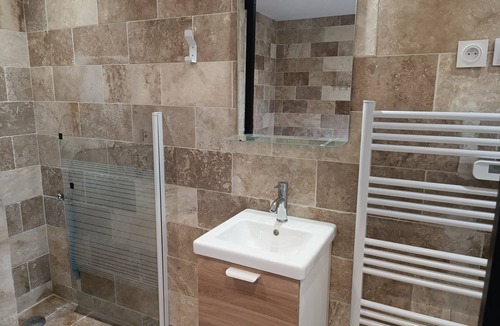 Saint-Pardon-de-Conques Bed & Breakfast | 2-person bedroom with shower room and toilet