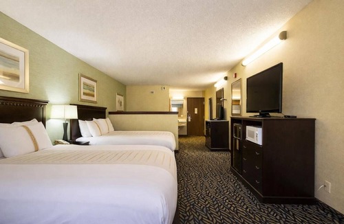 Devils Lake Hotel | 2 Pet Friendly Accommodations near City Plaza | Indoor Pool | Free Parking