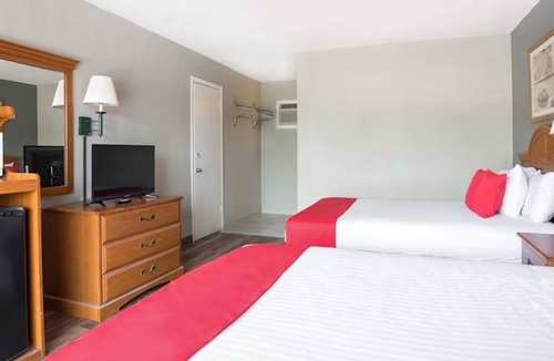 Silver Springs Hotel | 2 Pet-Friendly Lodgings near Silver Springs River with Outdoor Swimming Pool
