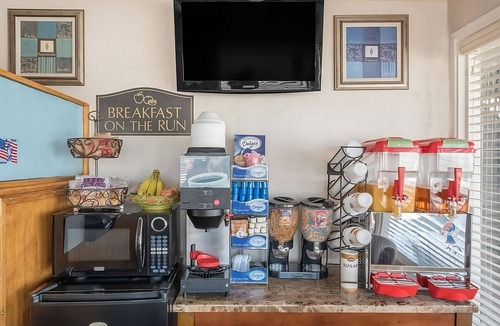 Pecos Hotel | 2 Pet-friendly Lodging Close to West of the Pecos Museum! W/Seasonal Pool!