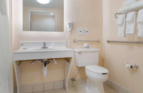 Smithfield Hotel | 2 Pet-Friendly Rooms | Free Parking, Breakfast & Onsite Outdoor Pool Access