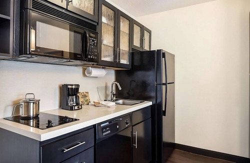 Morris Plains Hotel | 2 Pet-Friendly Suites w/Full Kitchen and Near NYC Commute