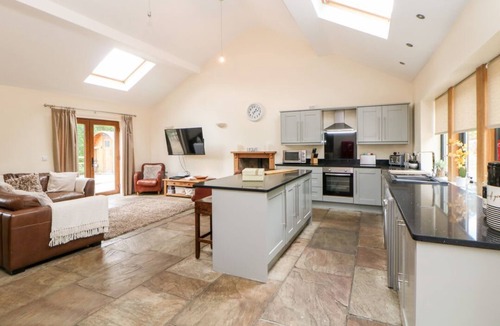 Hollow Meadows Cottage | 2 Pheasant Lane: Hot Tub Fun