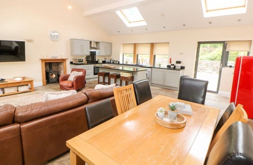 Hollow Meadows Cottage | 2 Pheasant Lane: Hot Tub Fun