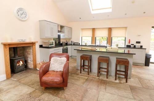 Hollow Meadows Cottage | 2 Pheasant Lane: Hot Tub Fun