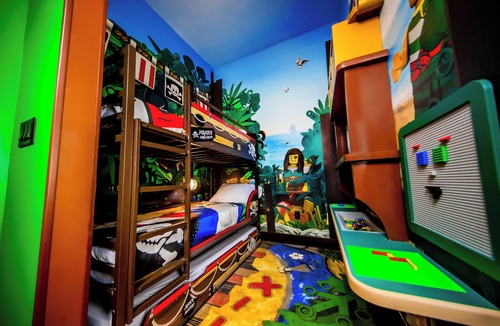 Cypress Gardens Hotel | 2 Pirate Theme Rooms, Legoland Resort, Treasure-Fun Playscape, Near Water Park