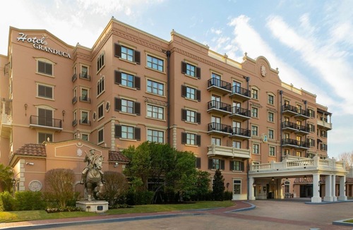 Uptown Hotel | 2 Premier Suite Two Beds Pool View Balcony | Hotel Granduca | Pets allowed