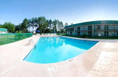 Douglas Apartment | 2 Queen Bed|Smoking|Douglas GA