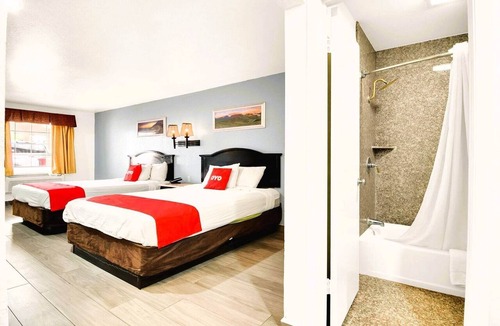 Three Rivers Hotel | 2 Queen Bed | Three Rivers TX