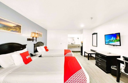 Three Rivers Hotel | 2 Queen Bed | Three Rivers TX