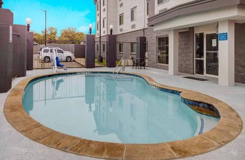 Balch Springs Apartment | 2 Queen Beds | Mobility Accessible Tub Nsmk