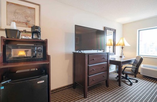 Greater Greenspoint Apartment | 2 Queen Beds Non-Smoking
