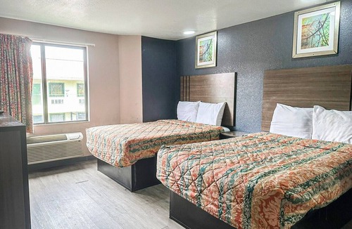 Jackson Hotel | 2 Queen Beds Non-Smoking