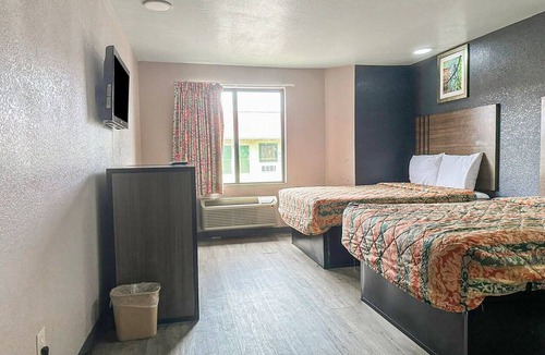 Jackson Hotel | 2 Queen Beds Non-Smoking
