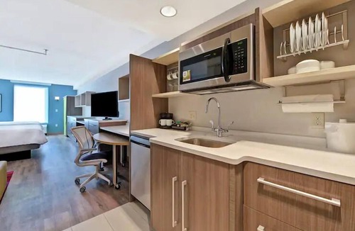 West Palm Beach Hotel | 2 Queen Studio w/Kitchenette & Outdoor Pool, 4mi Science Aquarium